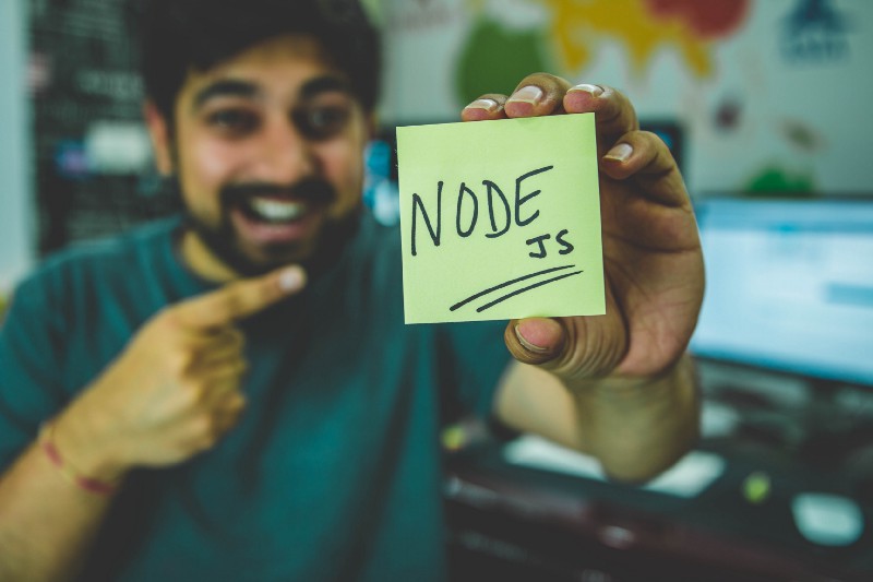 Person holding a PostIt with NodeJS written on
